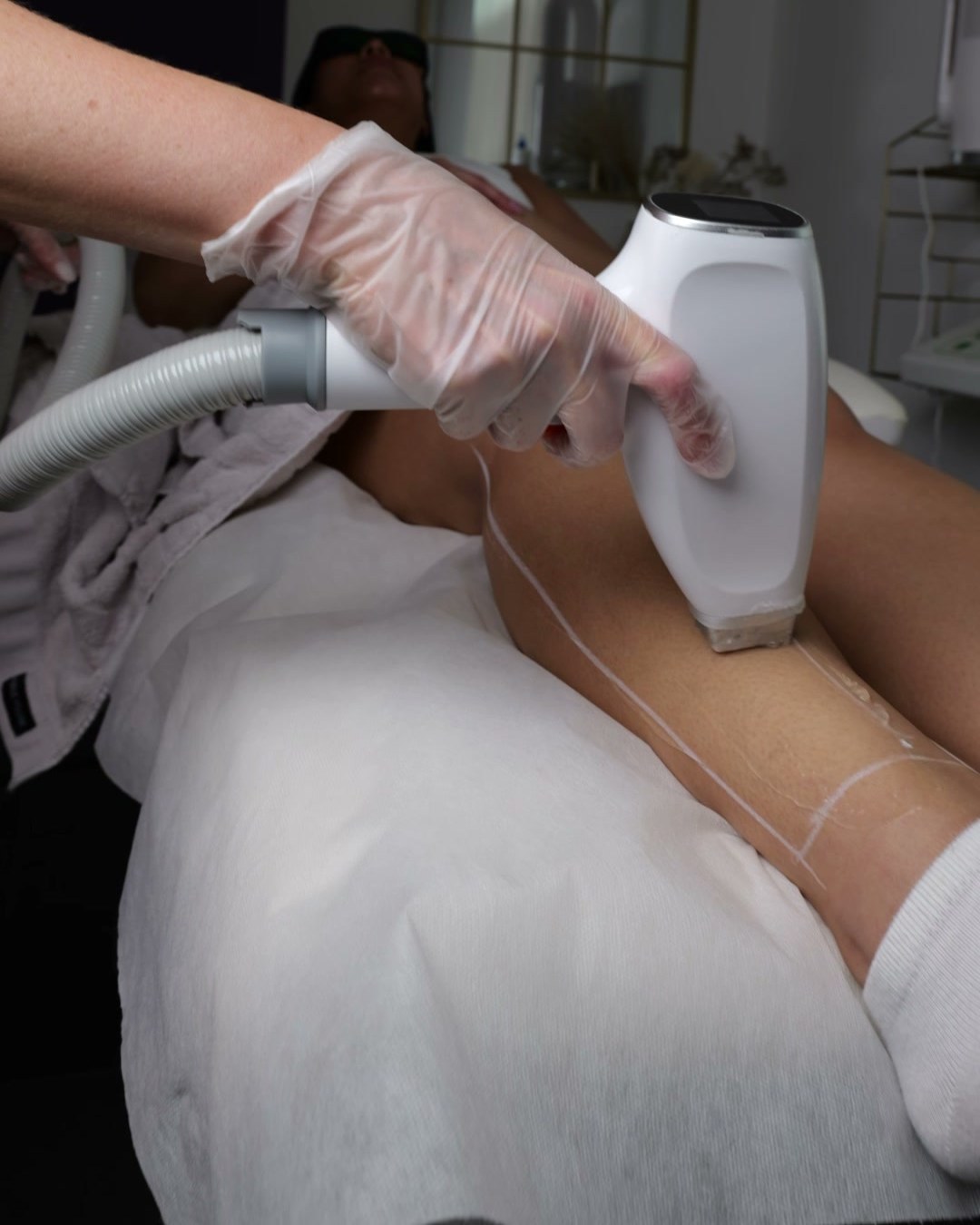 Laserbehandling av ben hos Skinlab Lund